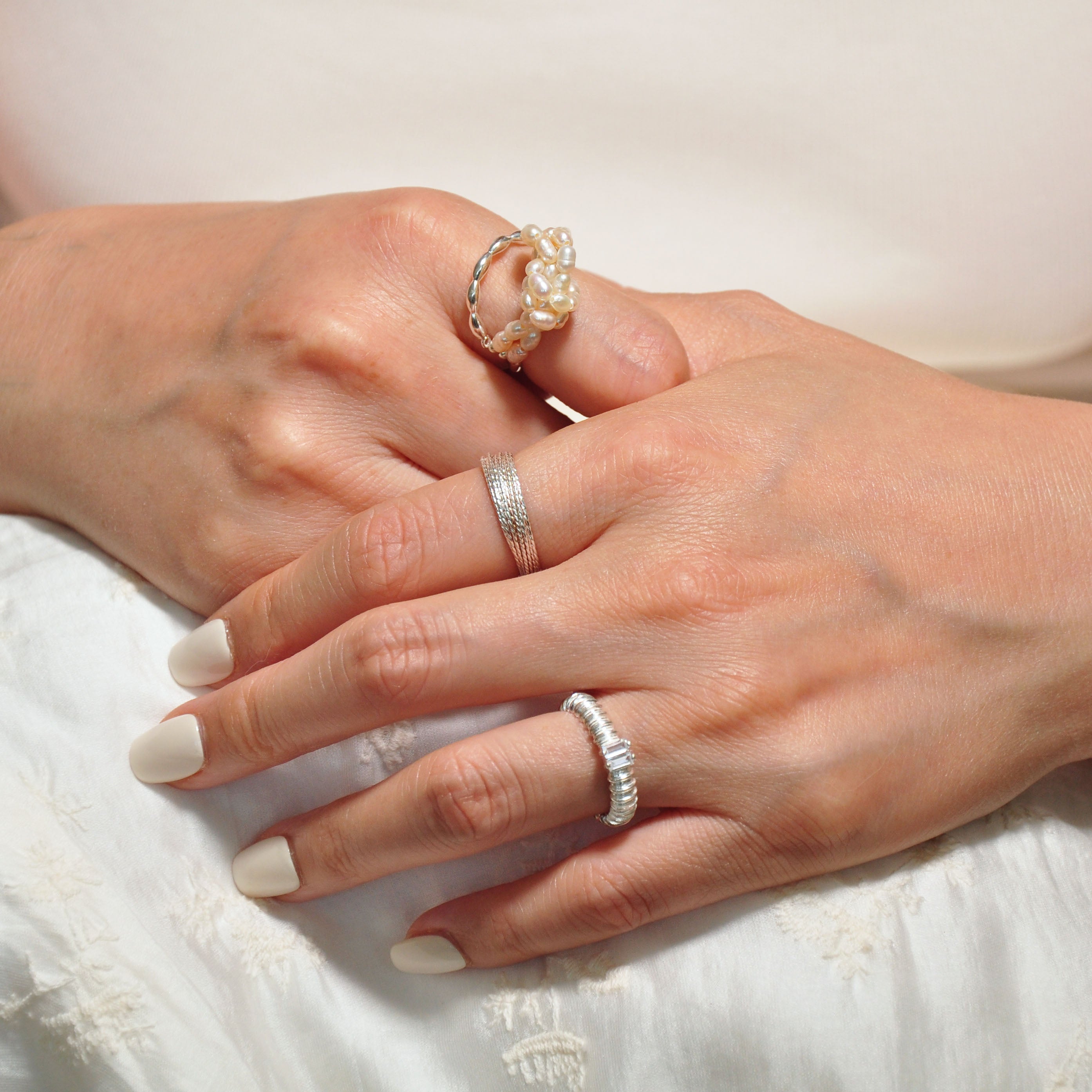 Modell trägt Silken Breeze Ring und andere Ringe