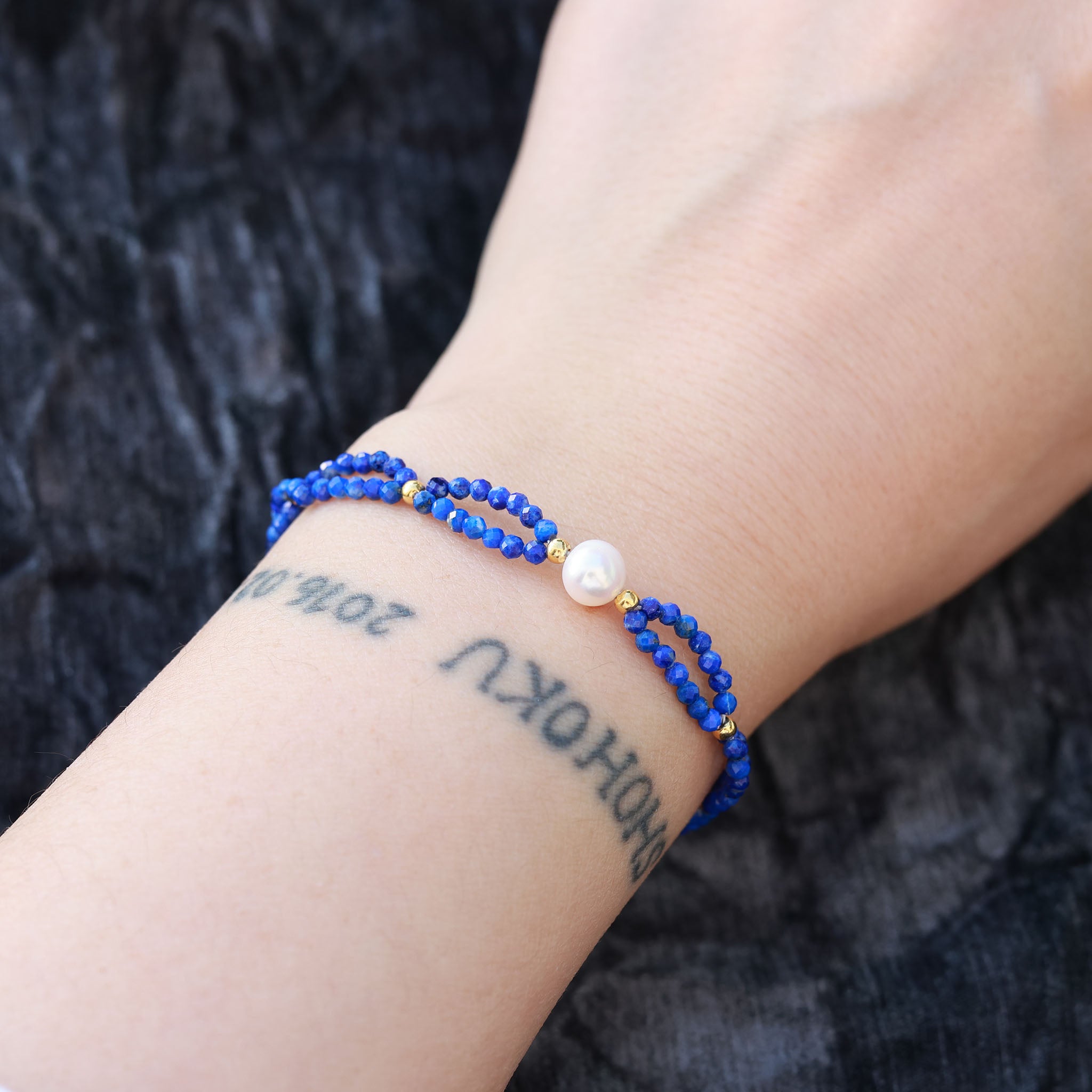 Modell trägt Schmuck aus Lapislazuli